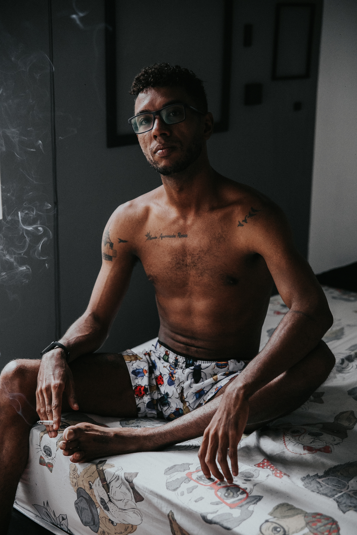 Ensaio casual masculino fumando