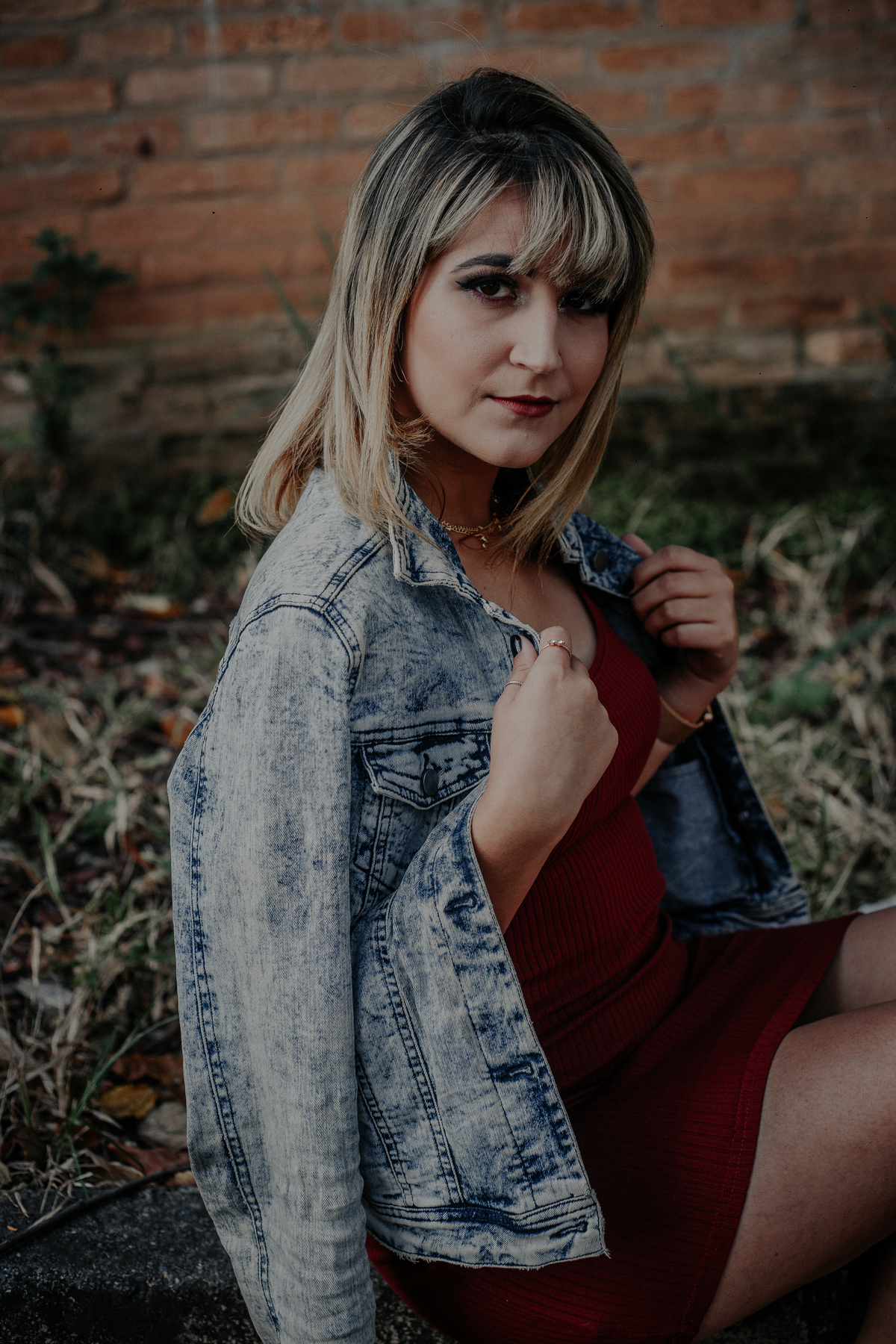 ensaio feminino em betim no estilo street portrait com uma inspiração de look com jaqueta jeans