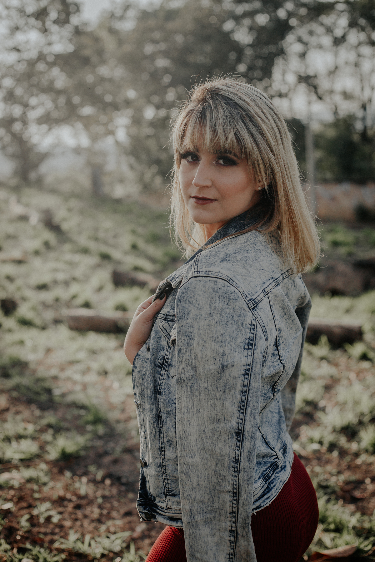 ensaio feminino em betim no estilo street portrait com uma inspiração de look com jaqueta jeans