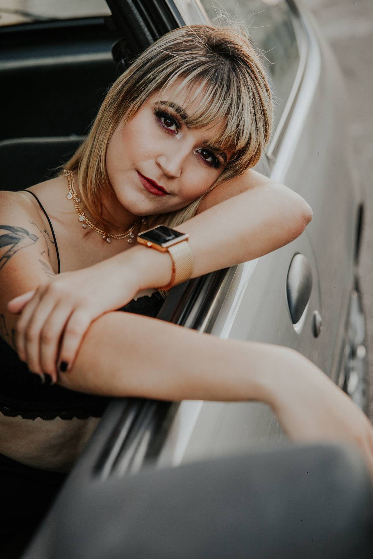 Inspiração de ensaio feminino com fotos dentro do carro