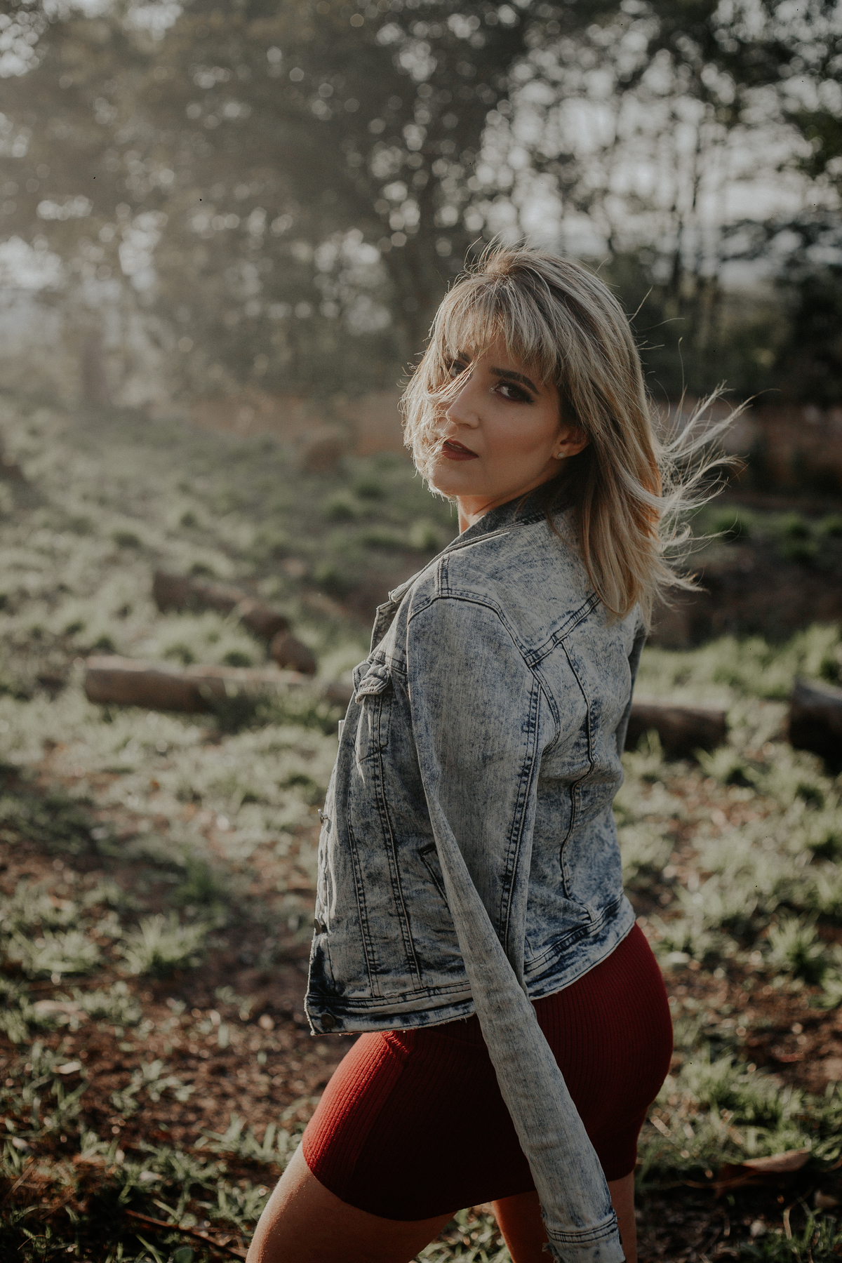 ensaio feminino em betim no estilo street portrait com uma inspiração de look com jaqueta jeans