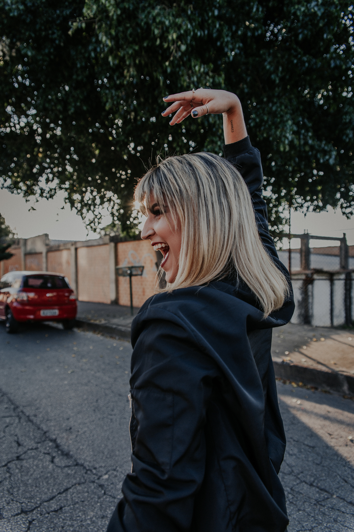 ensaio feminino em betim no estilo street portrait com uma inspiração de look com jaqueta corta vento e calça pantalona