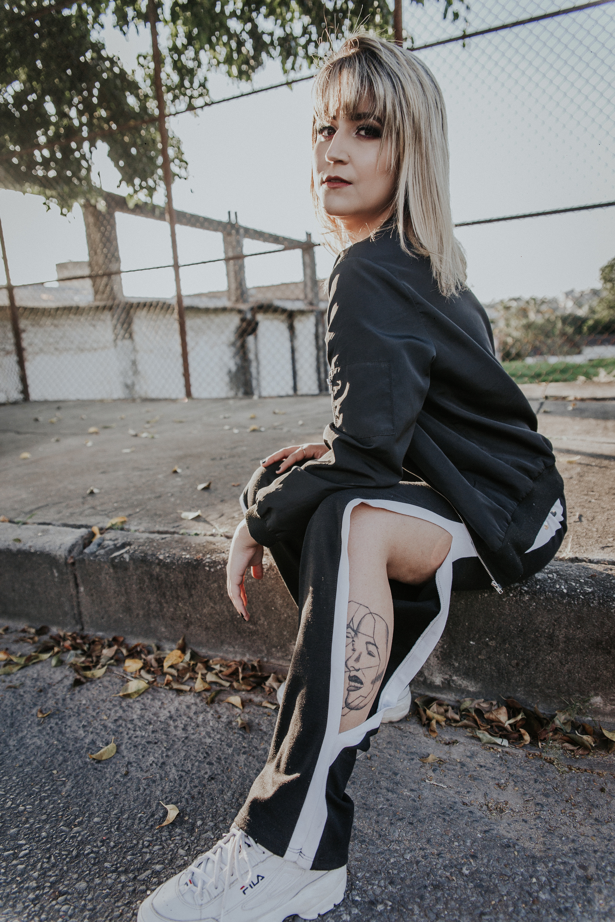 ensaio feminino em betim no estilo street portrait com uma inspiração de look com jaqueta corta vento e calça pantalona