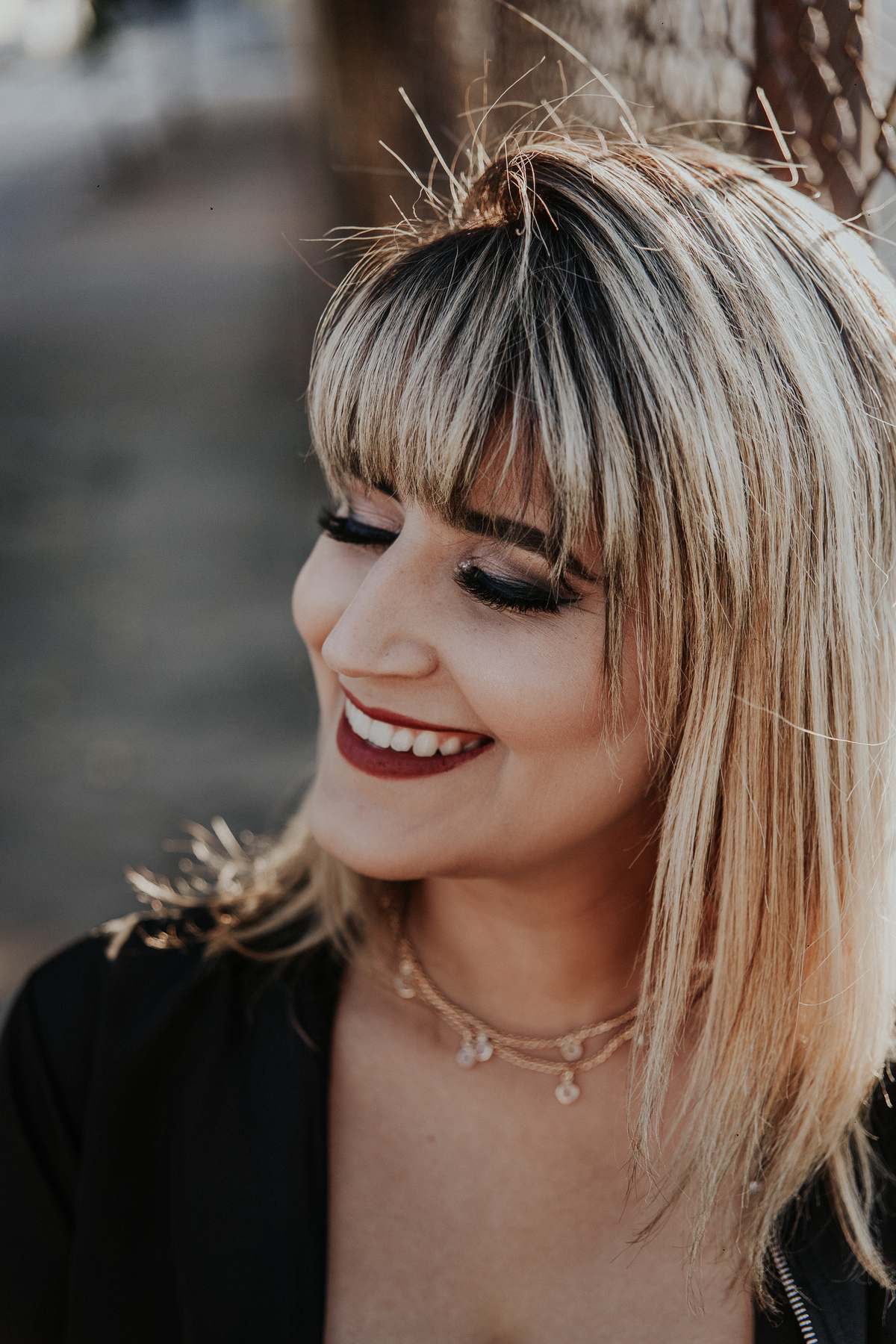 ensaio feminino em betim no estilo street portrait com uma inspiração de look com jaqueta corta vento e calça pantalona