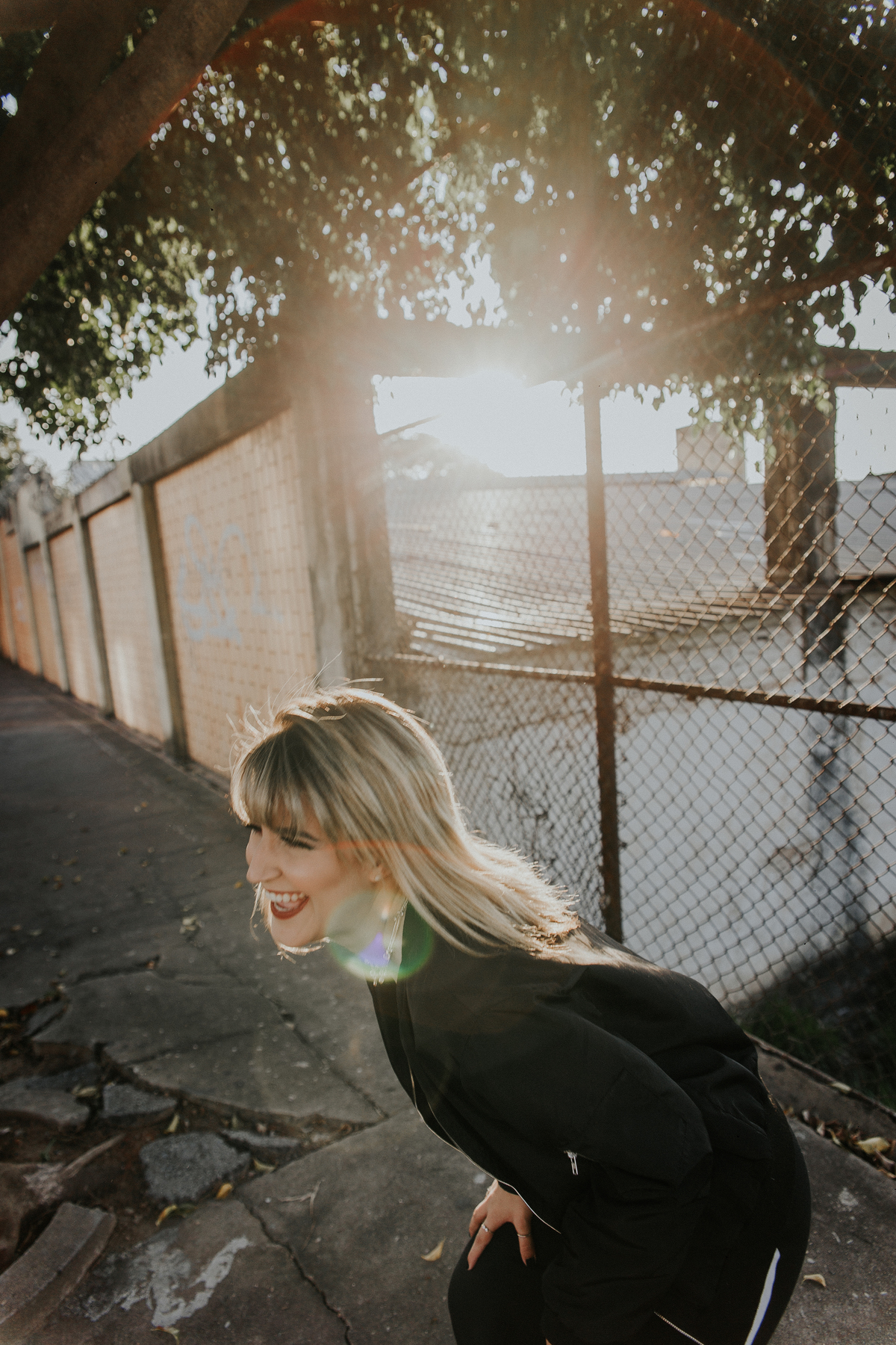 ensaio feminino em betim no estilo street portrait com uma inspiração de look com jaqueta corta vento e calça pantalona