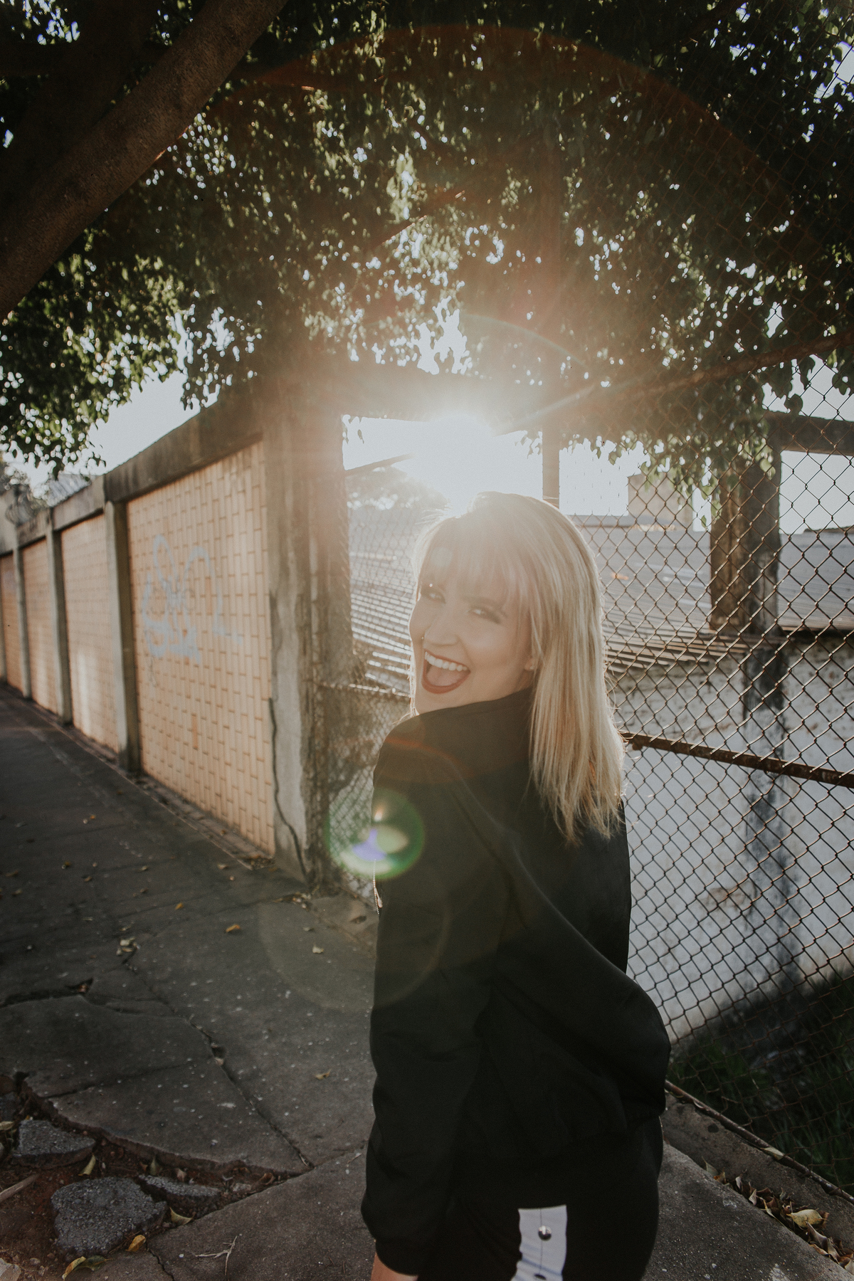ensaio feminino em betim no estilo street portrait com uma inspiração de look com jaqueta corta vento e calça pantalona