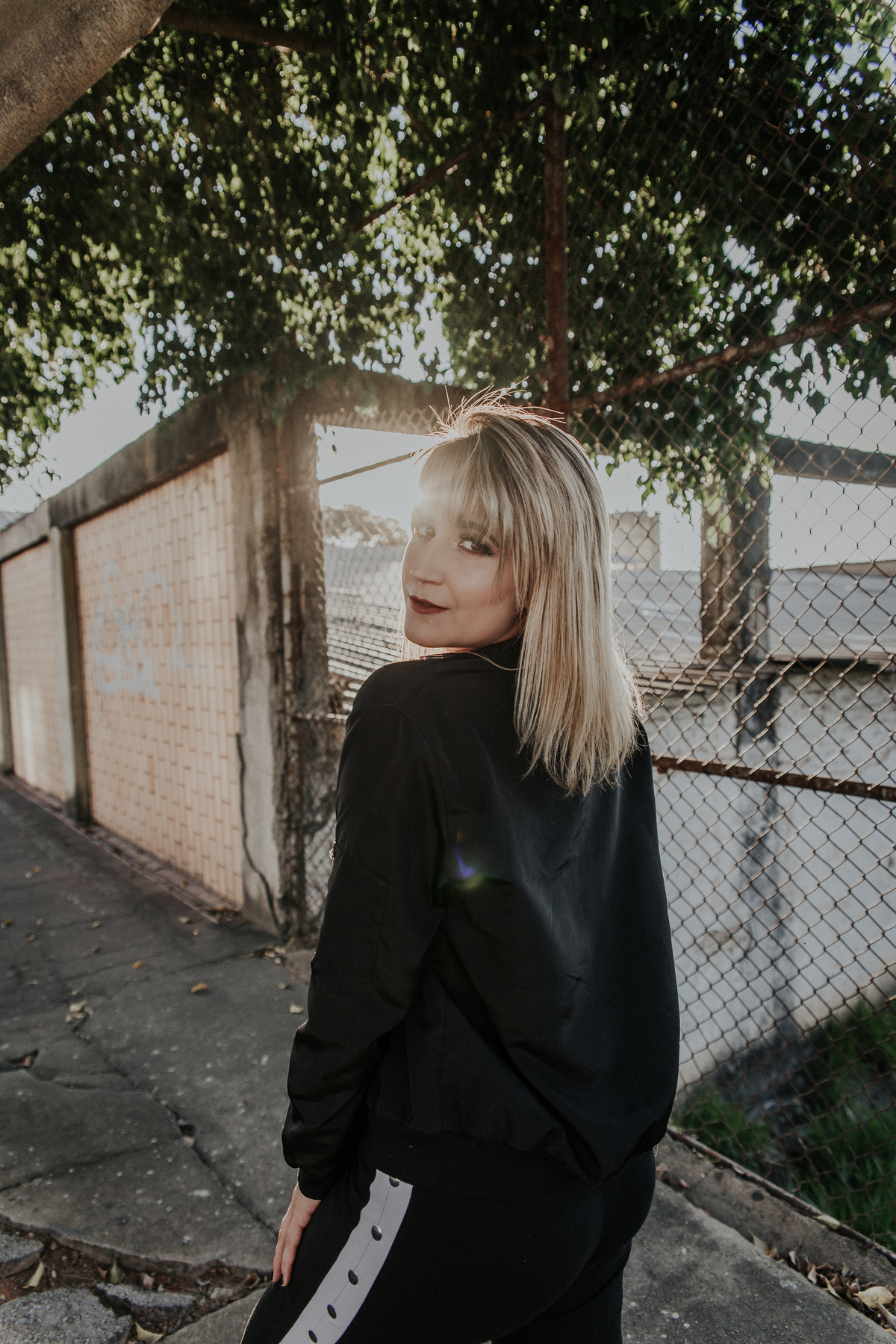 ensaio feminino em betim no estilo street portrait com uma inspiração de look com jaqueta corta vento e calça pantalona