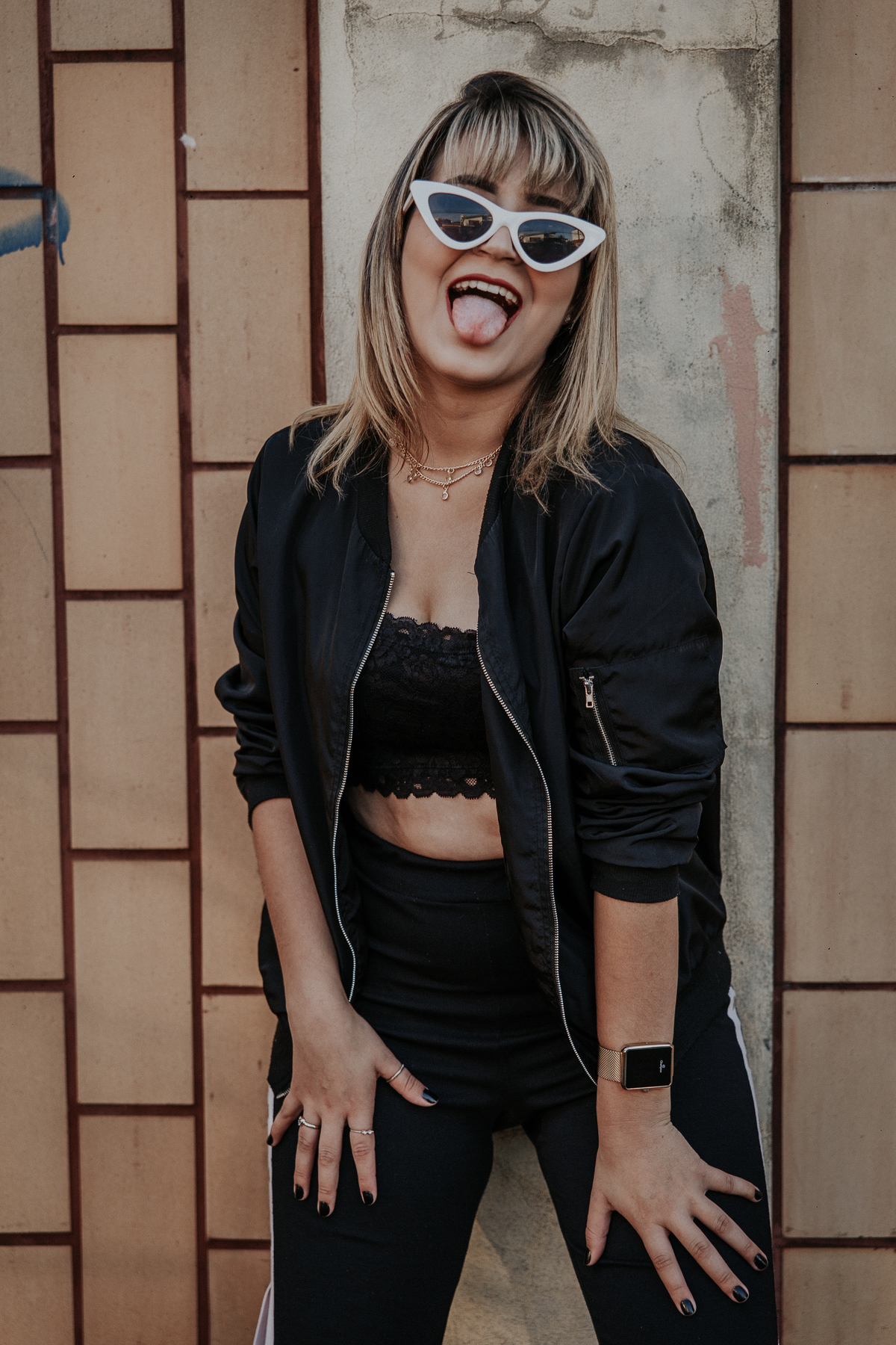 ensaio feminino em betim no estilo street portrait com uma inspiração de look com jaqueta corta vento, calça pantalona e oculos de sol retro