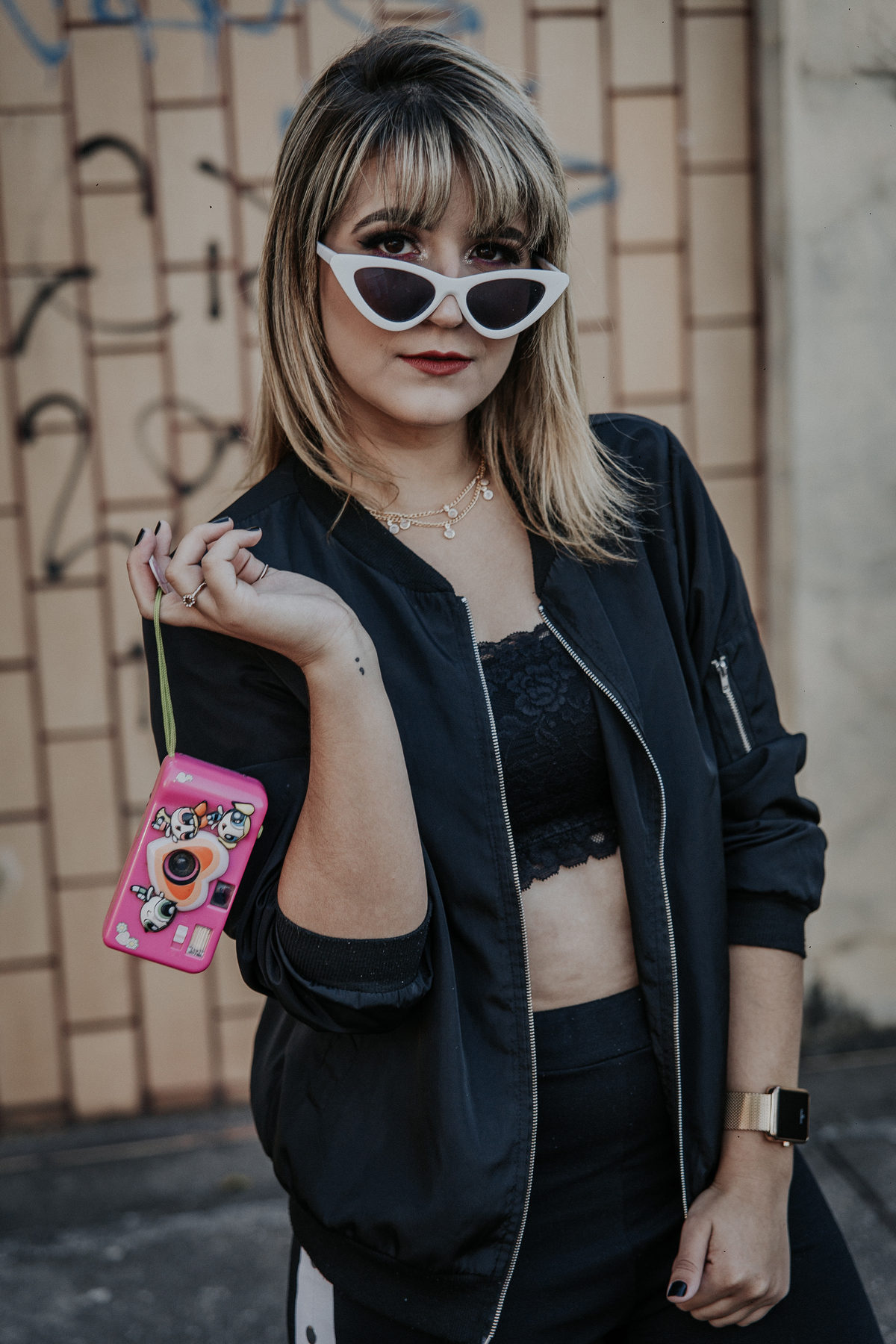 ensaio feminino em betim no estilo street portrait com uma inspiração de look com jaqueta corta vento, calça pantalona e oculos de sol retro