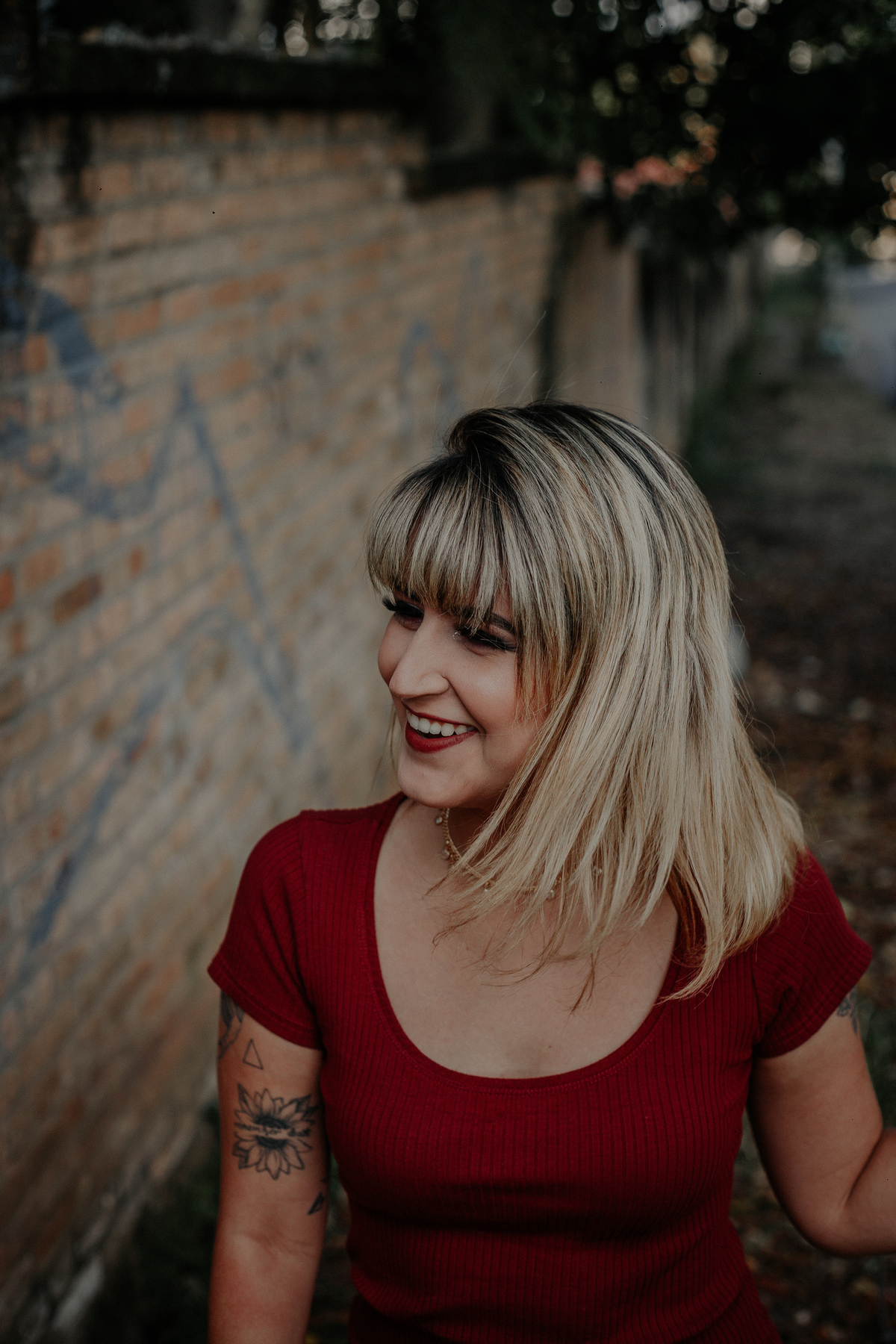ensaio feminino em betim no estilo street portrait com uma inspiração de vestido vermelho para ensaio feminino