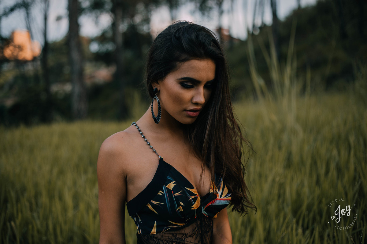 retrato feminino em que a modelo está olhando para baixo e com o cabelo jogado todo para um lado