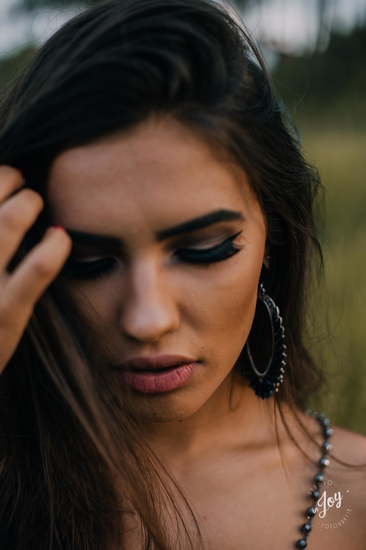 retrato feminino mostrando os detalhes da maquiagem feita para o ensaio fotografico feminino
