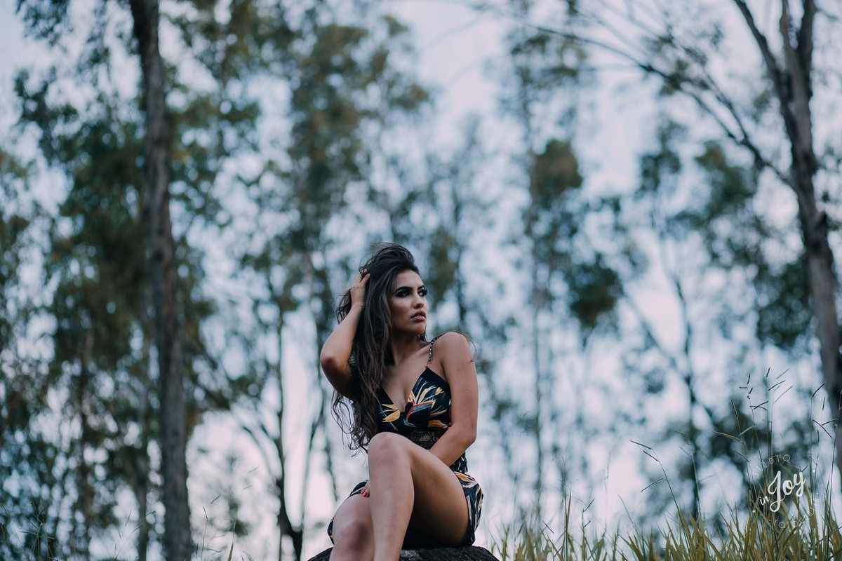 retrato feminino em que a Alicia Bethania está mexendo no cabelo e com o olhar perdido