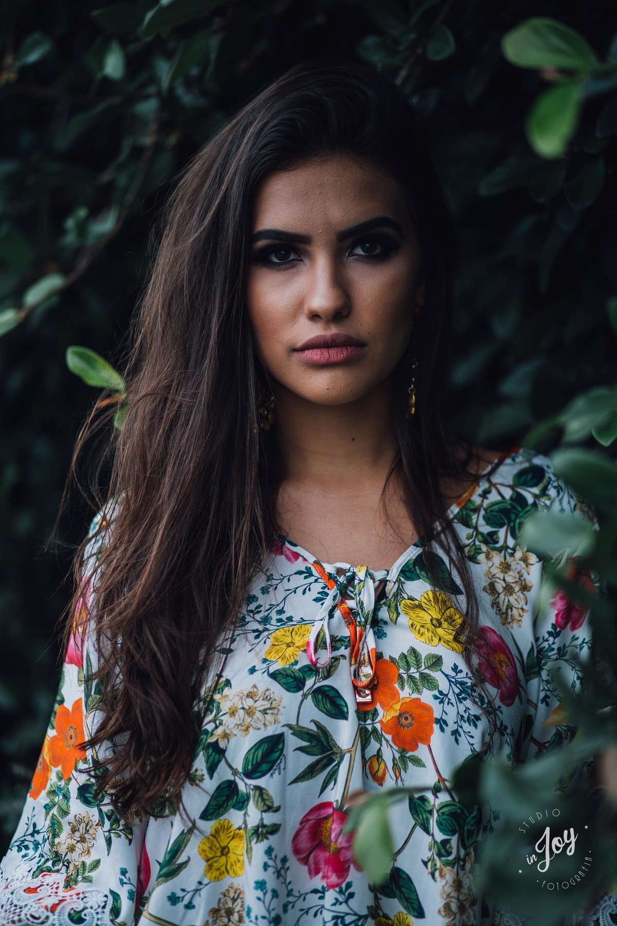 modelo olhando para a camera com uma blusa floral