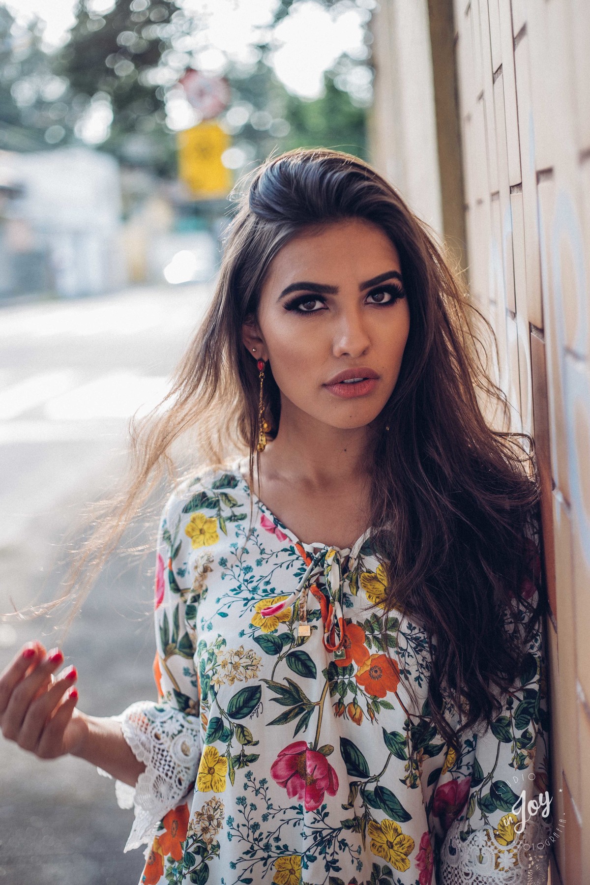 Modelo olhando para a camera durante um ensaio de moda