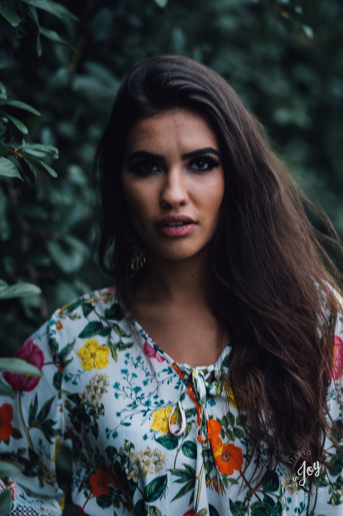 modelo olhando para o fotografo em um ensaio feminino