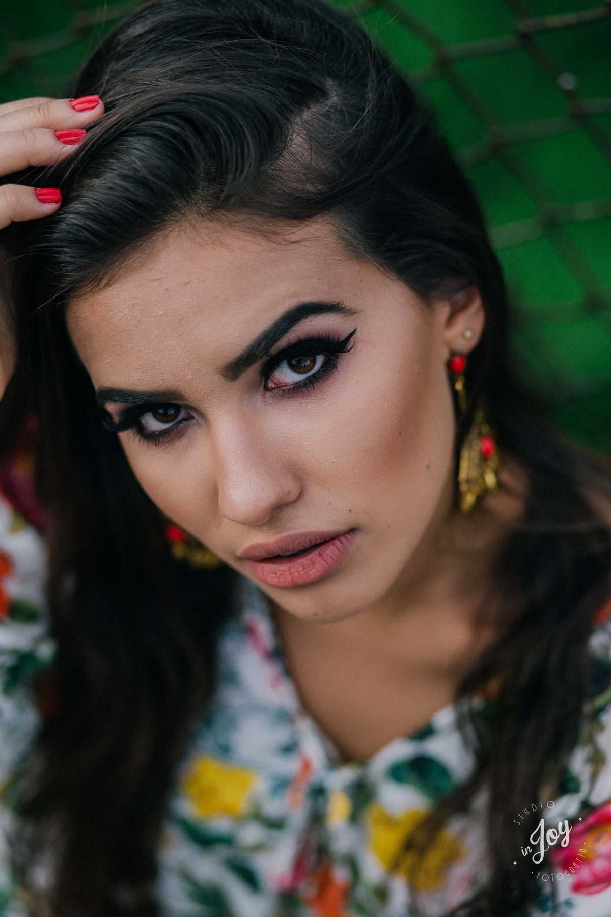 modelo olhando para a camera e mexendo no cabelo