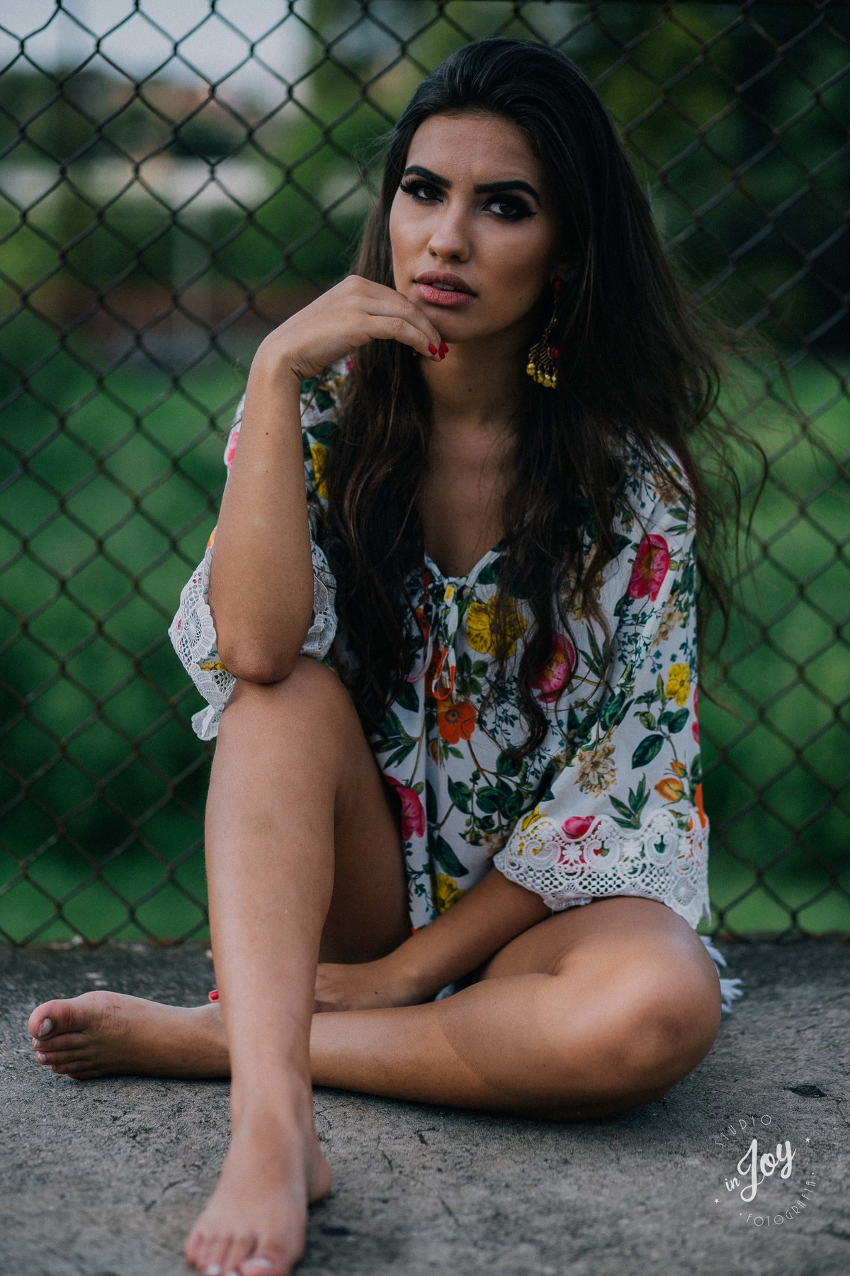 pose para ensaios fotograficos em que a modelo posiciona bem as mão e encara a camera