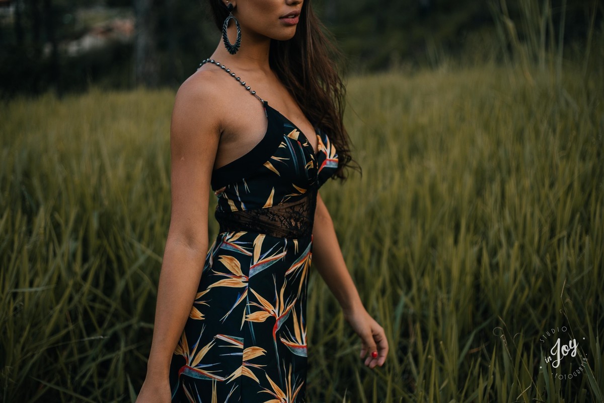 modelo caminhando pela grama em uma fotografia criativa de ensaio feminino