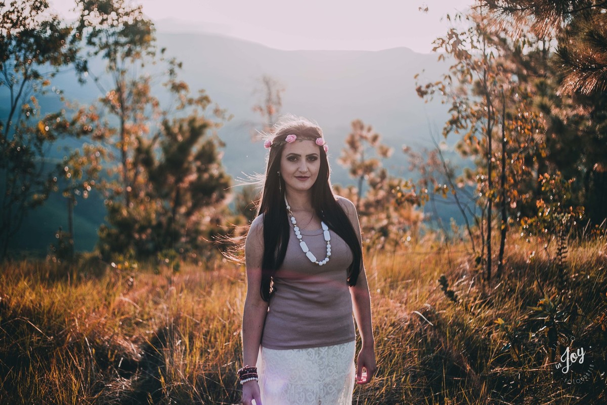 ensaio feminino no por do sol com a modelo olhando para o fotografo