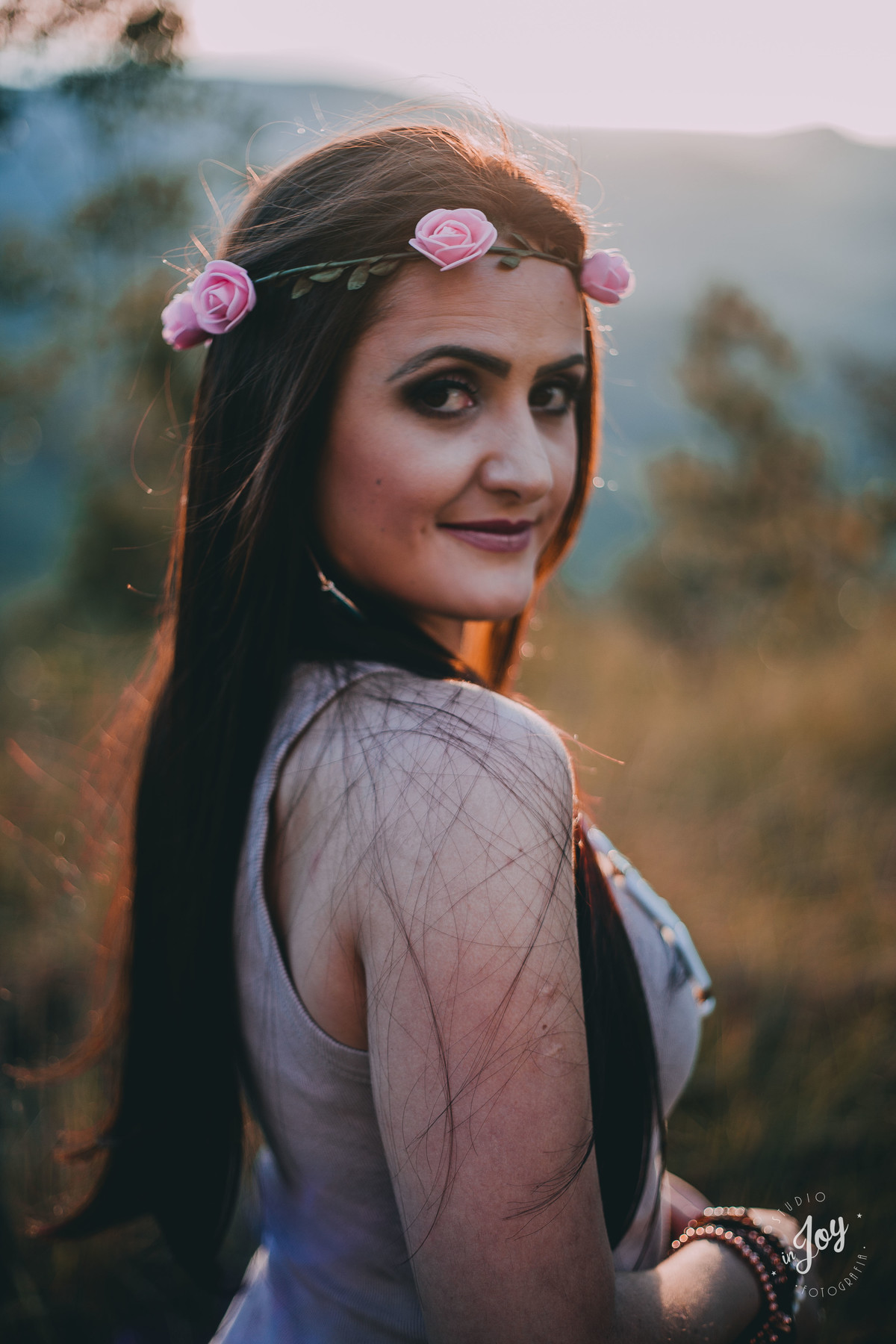 ensaio feminino com um retrato da Paula Rodrigues no por do sol