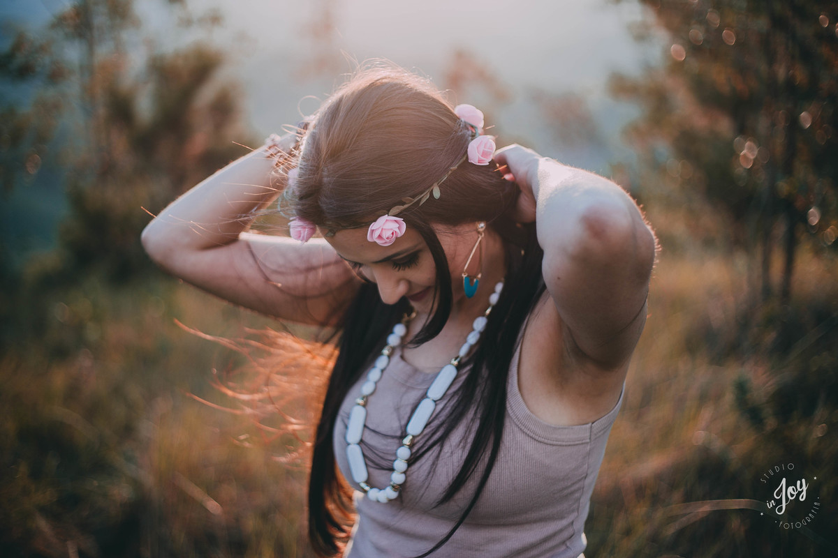 modelo mexendo no cabelo em uma fotografia no por do sol de mulher