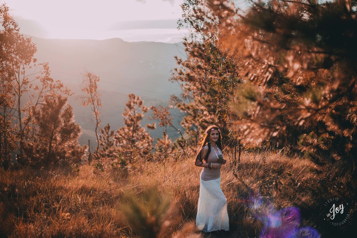 Retrato feminino no por do sol encima da montanha em Macacos MG
