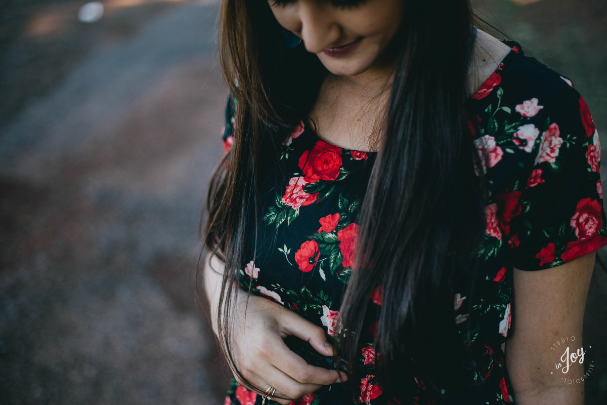 fotografia de moda em quem a modelo esta olhando para baixo em um recorte criativo
