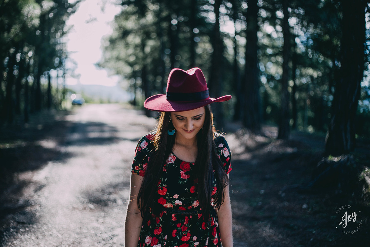 ensaio feminino em macacos mg em que a modelo está caminhando na estrada