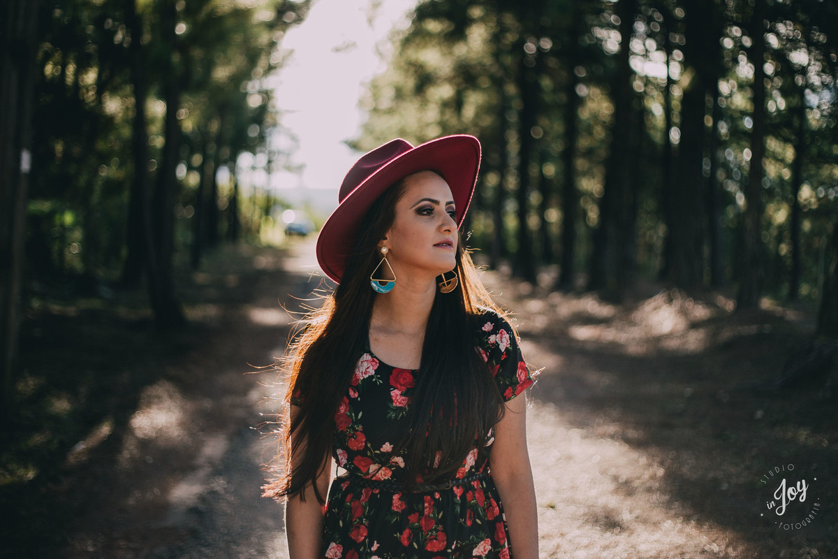 ensaio feminino em macacos mg em que a modelo está olhando pro lado posada no meio da estrada