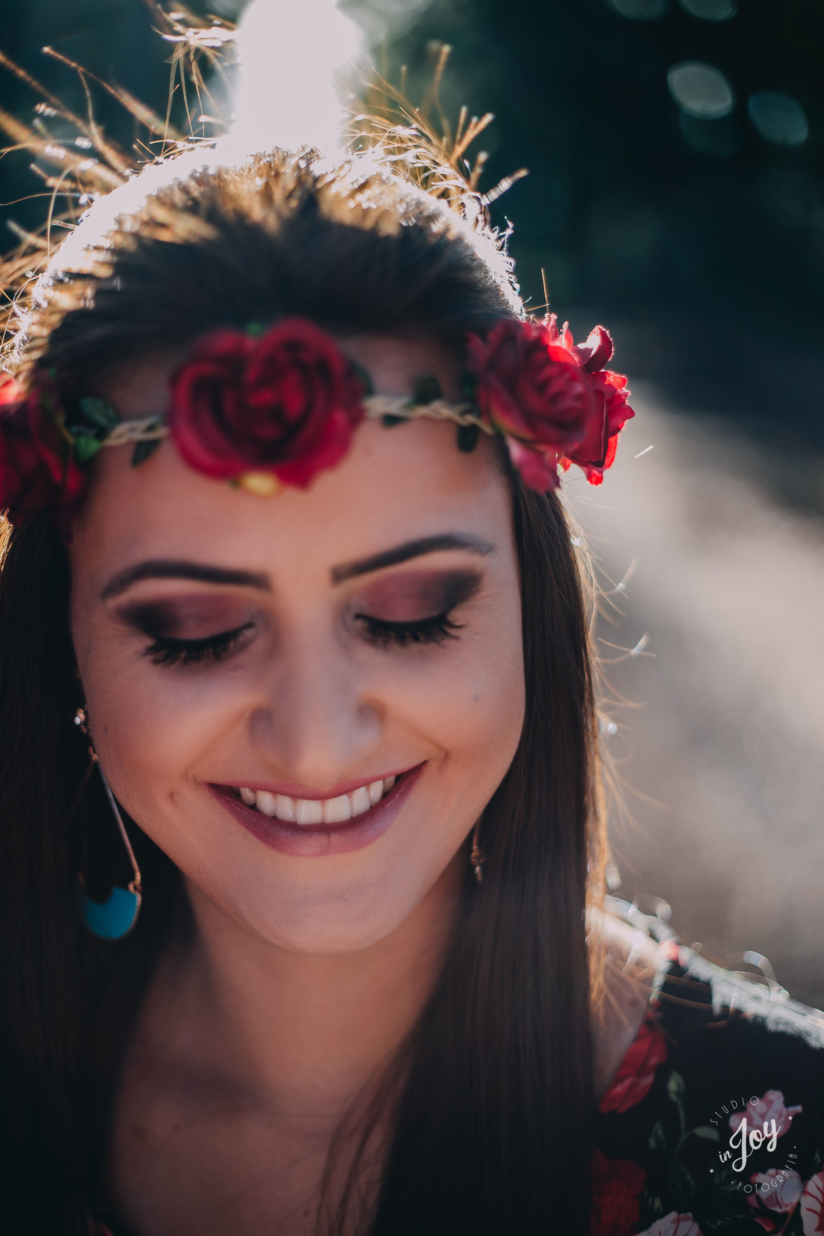 modelo sorrindo no por do sol usando uma tiara de flores