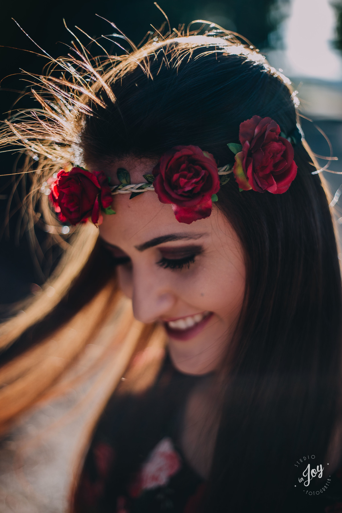 modelo sorrindo com uma tiara de florem em um retrato feminino no por do sol