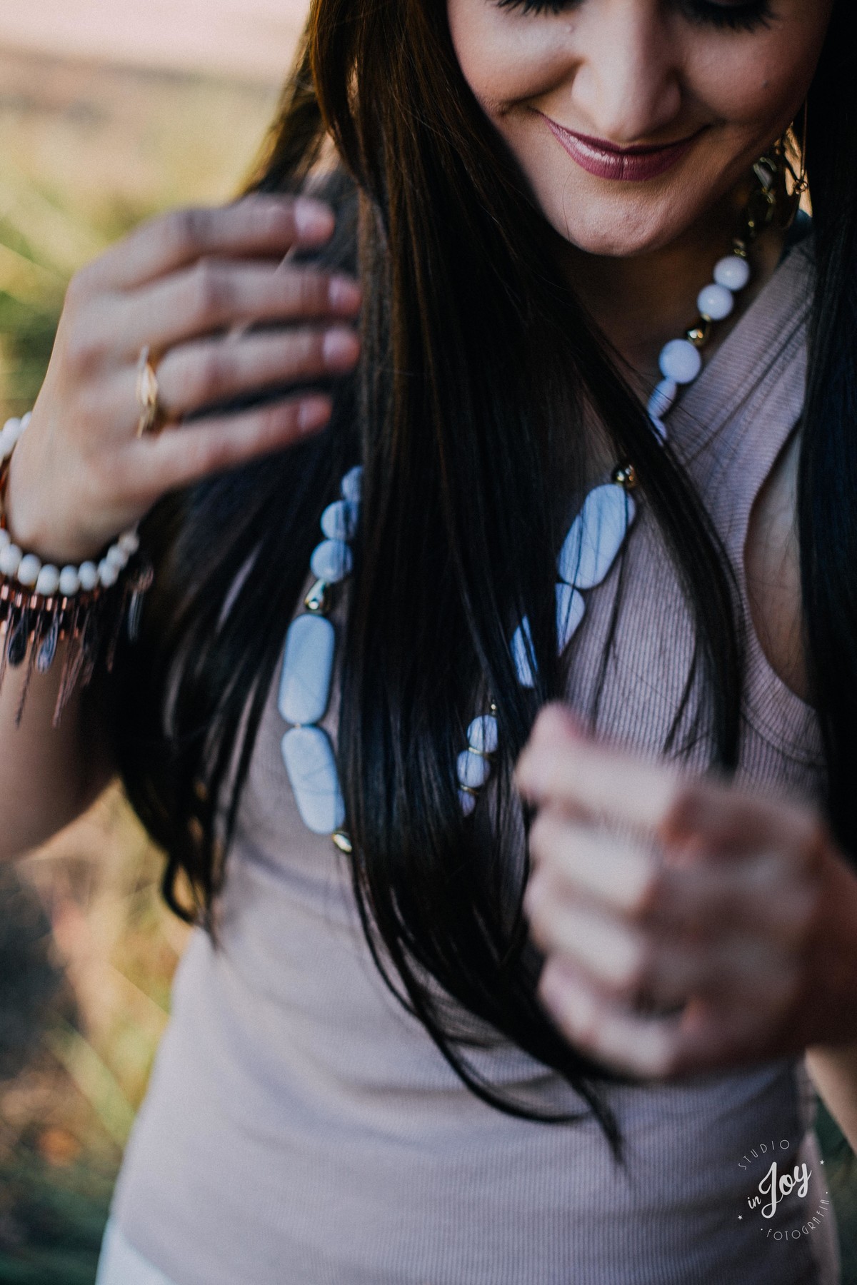 detalhes dos cabelos e sorriso da modelo no ensaio fotografico feminino