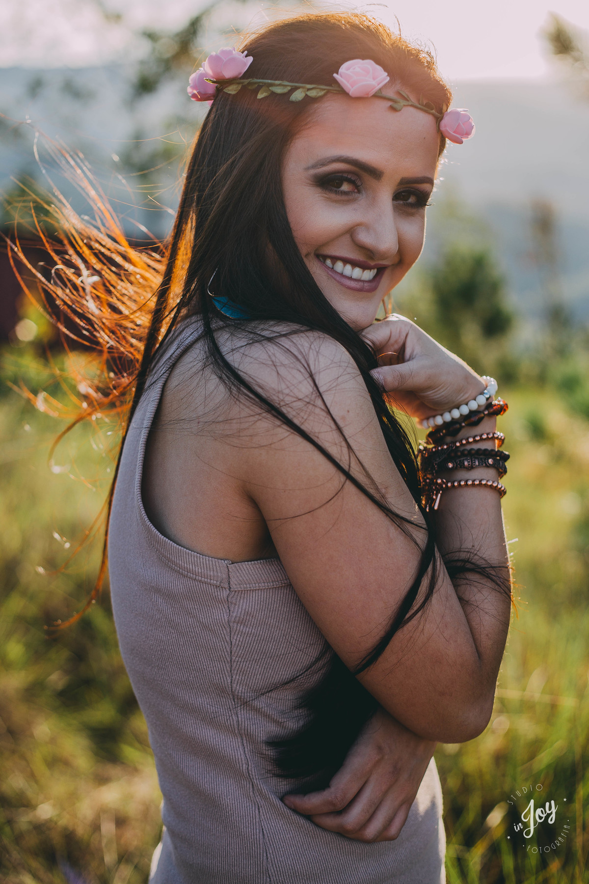 modelo sorrindo durante o ensaio fotografico feminino