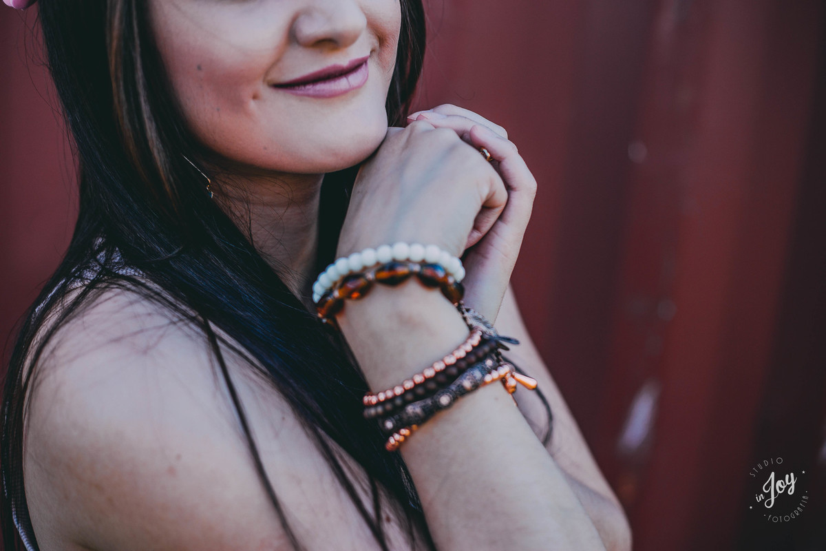 pulseiras femininas combinadas com um lindo sorriso e covinhas