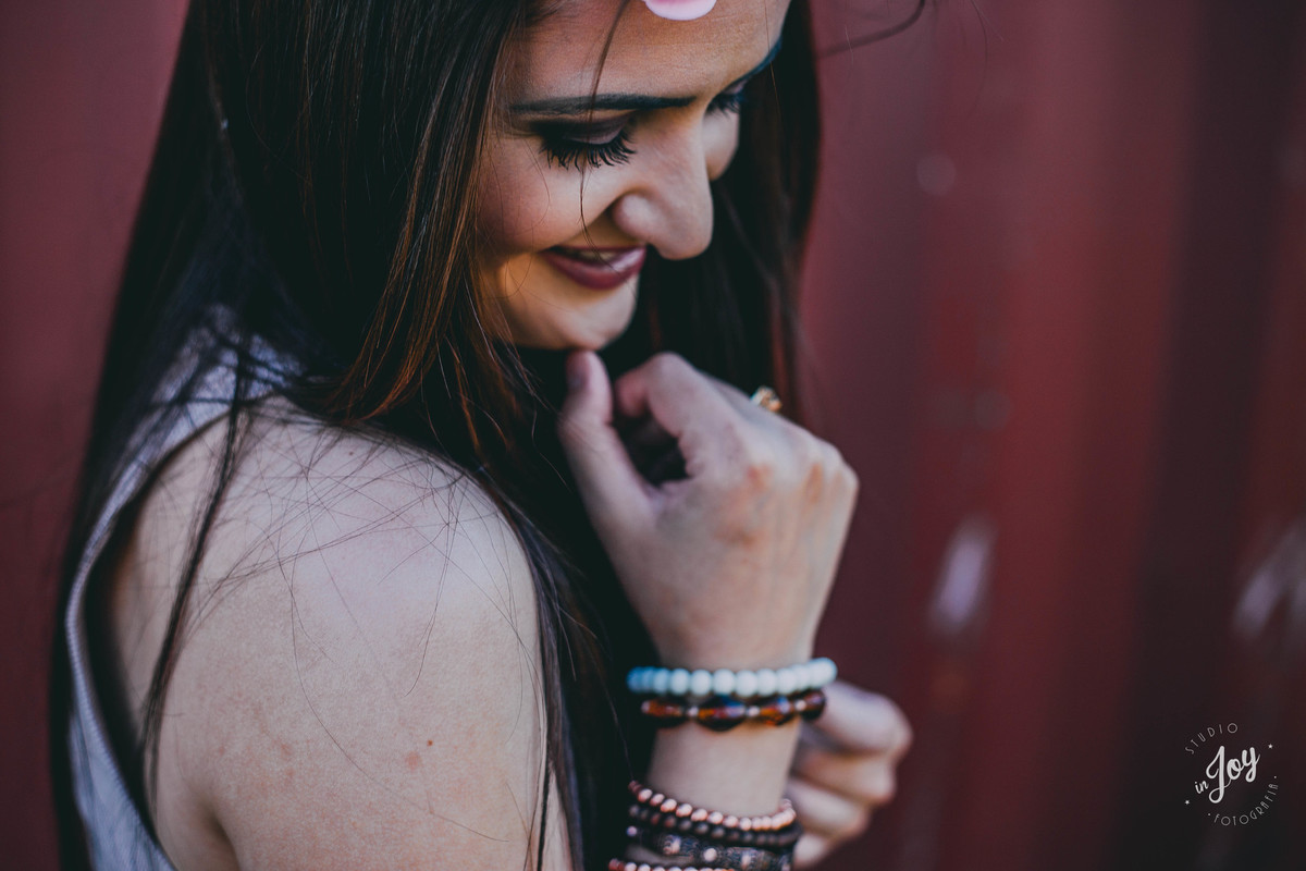 modelo sorrindo em um ensaio feminino feito em Macacos MG