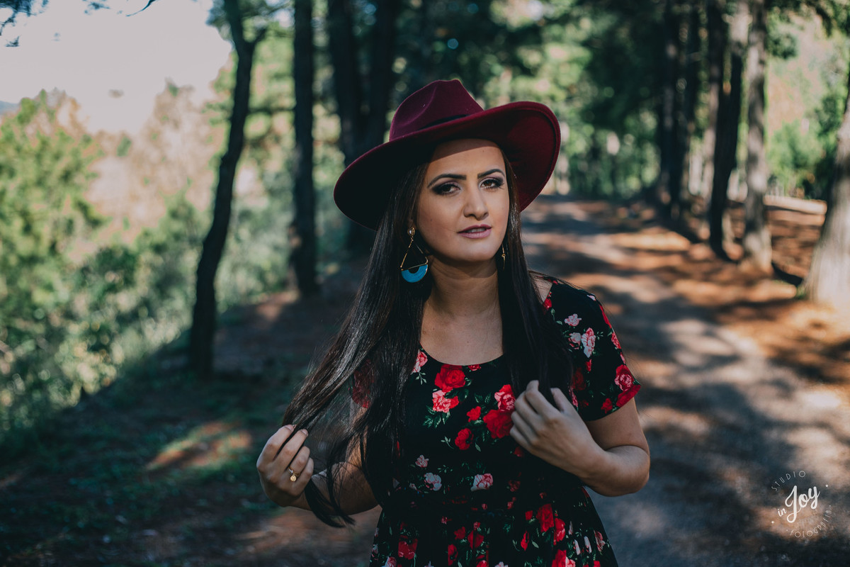 ensaio fotografico feminino em Macacos MG em que a modelo mexe no cabelo e olha para a camera