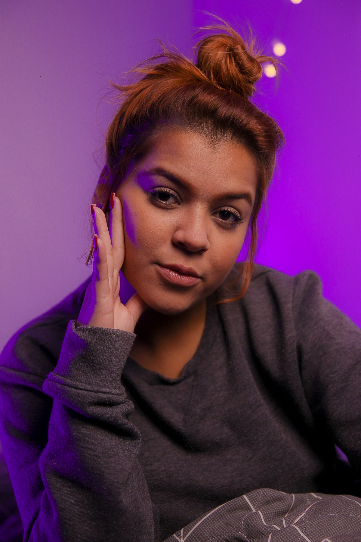 ensaio feminino aesthetic feito em casa com luz de neon