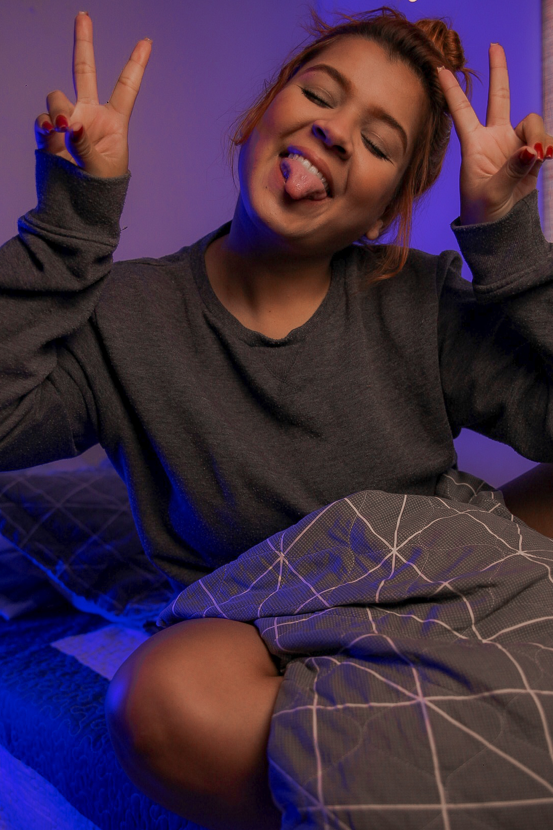 ensaio feminino aesthetic feito em casa com luz de neon