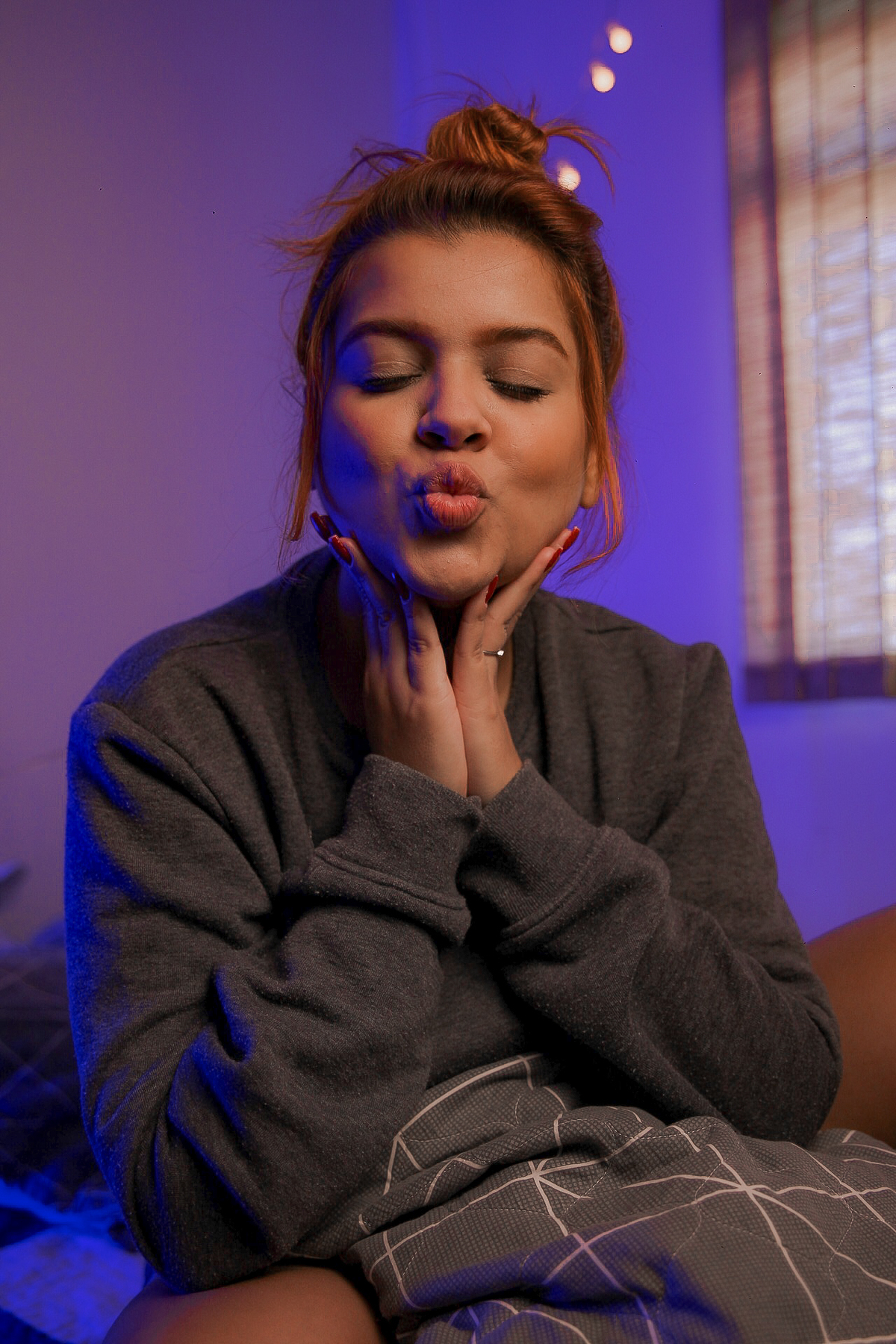 ensaio feminino aesthetic feito em casa com luz de neon