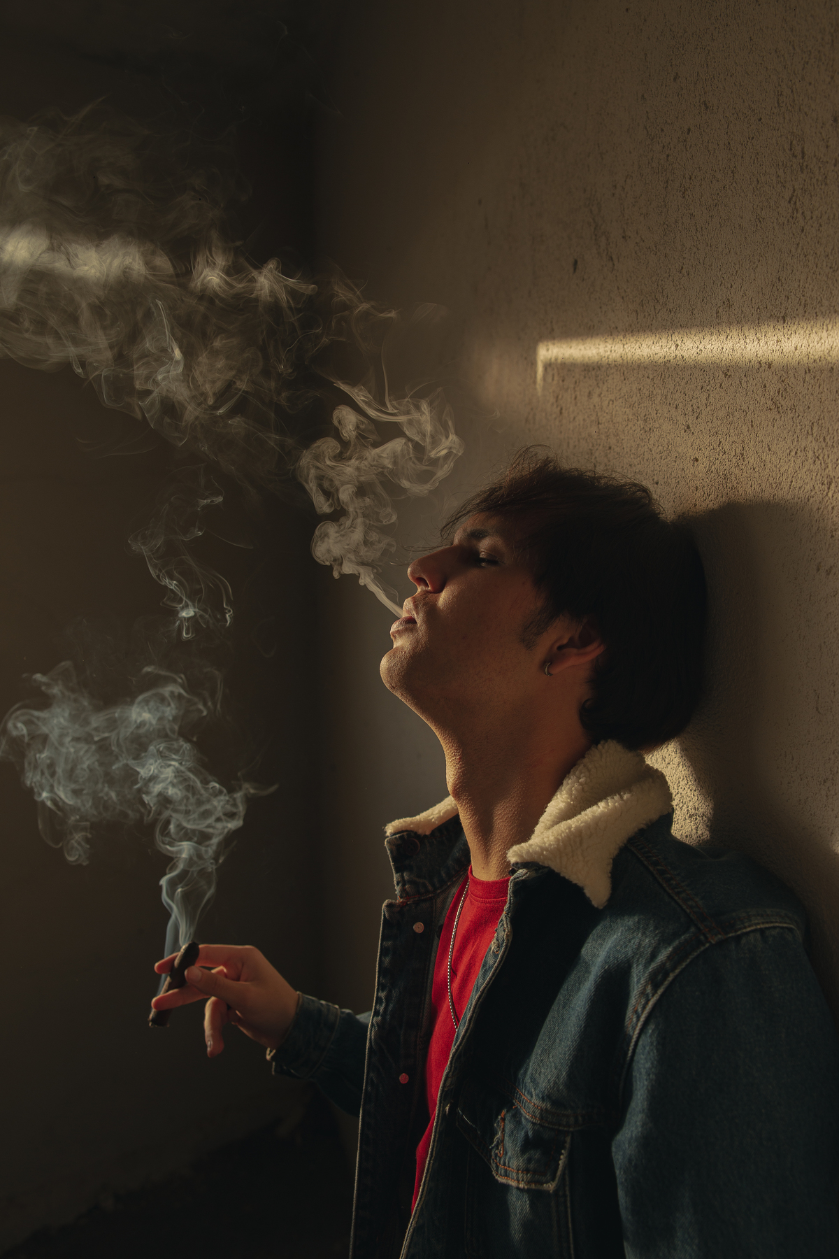 Fotografia masculina fumando charuto