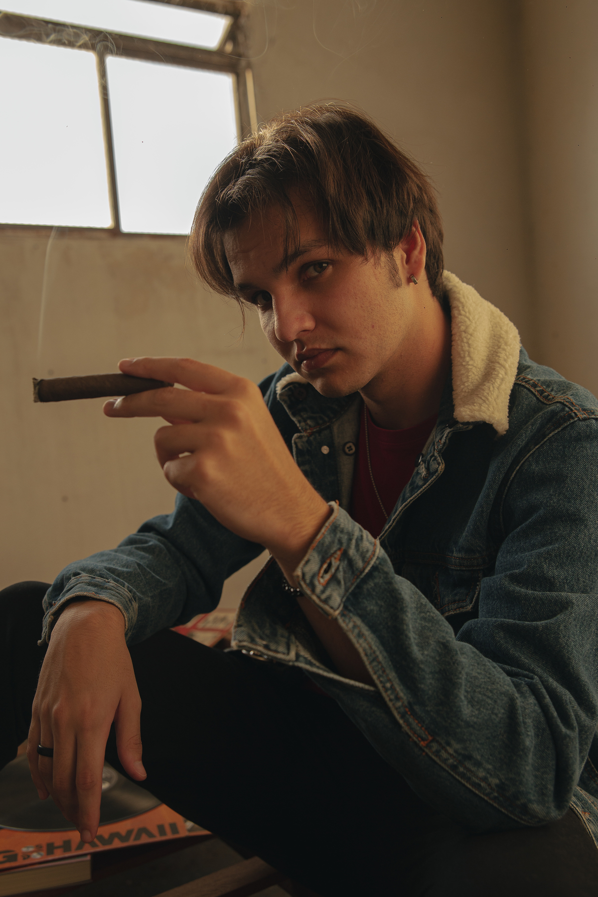 Fotografia masculina fumando charuto