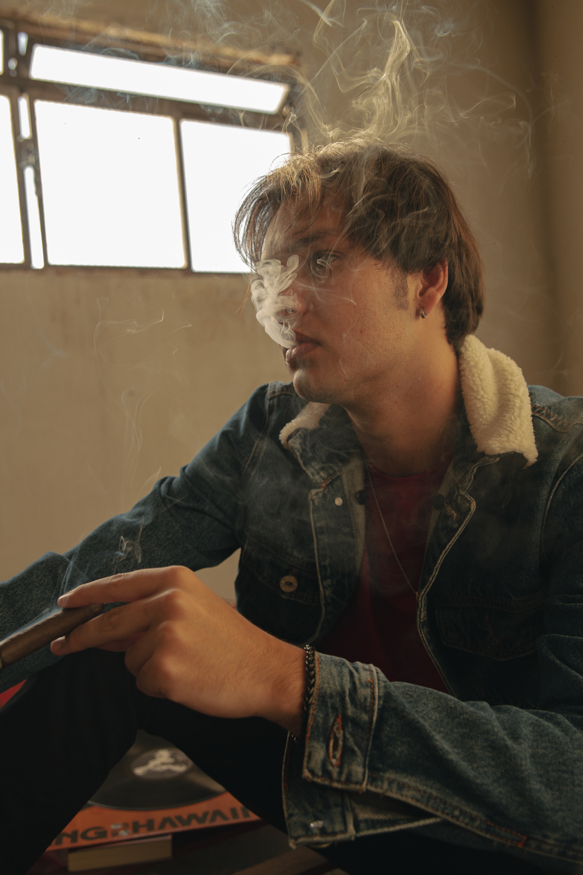 Fotografia masculina fumando charuto