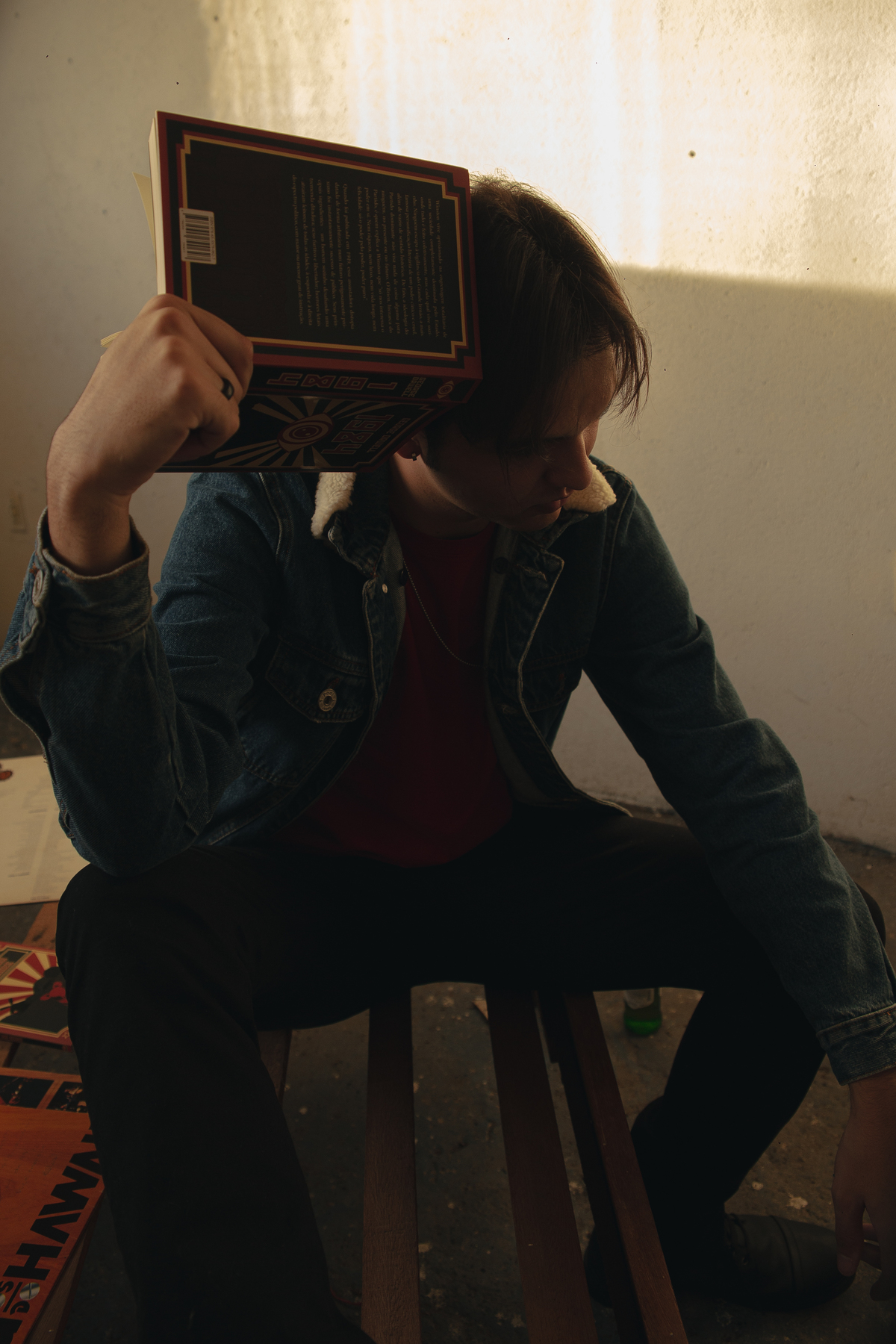 Inspiração de fotos masculinas com livro