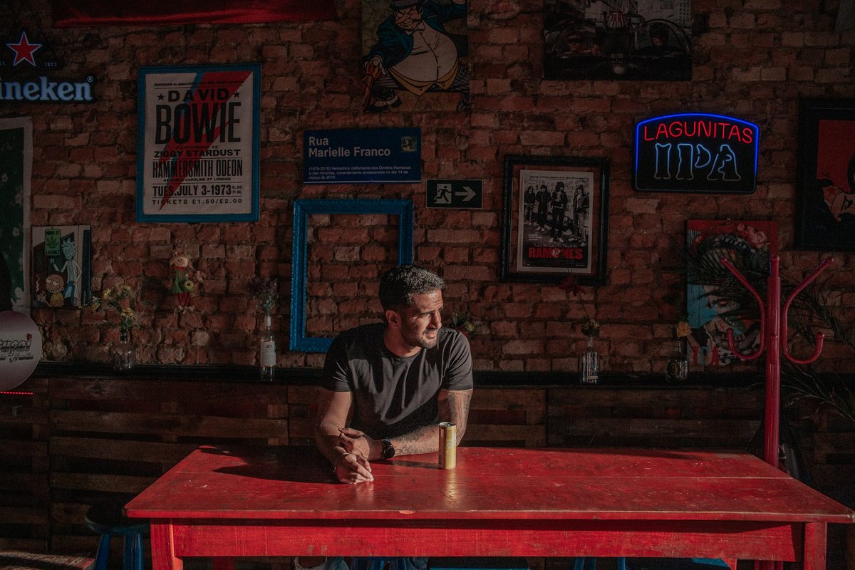 Ensaio Masculino em BH feito no bar Micorazon na rua sapucai no por do sol