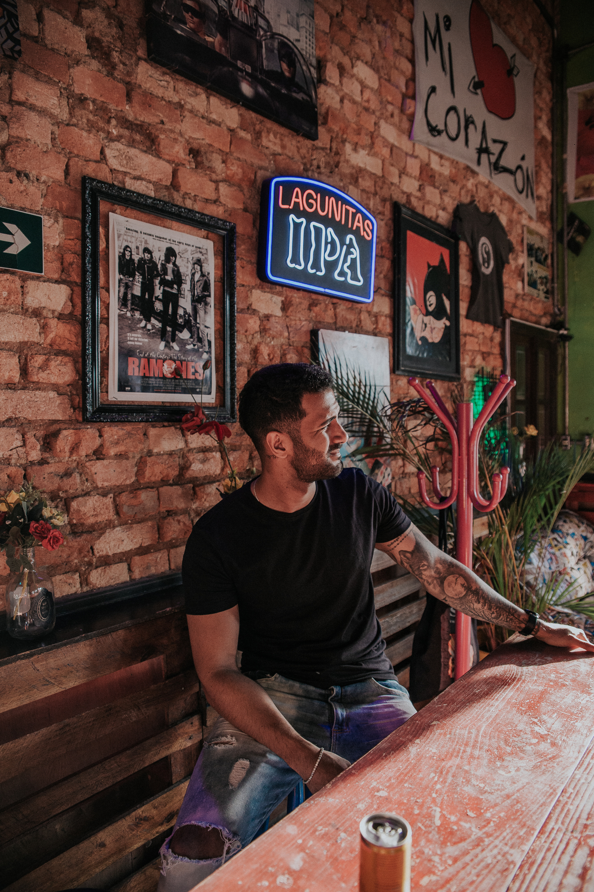 Ensaio Masculino em BH feito no bar Micorazon na rua sapucai no por do sol