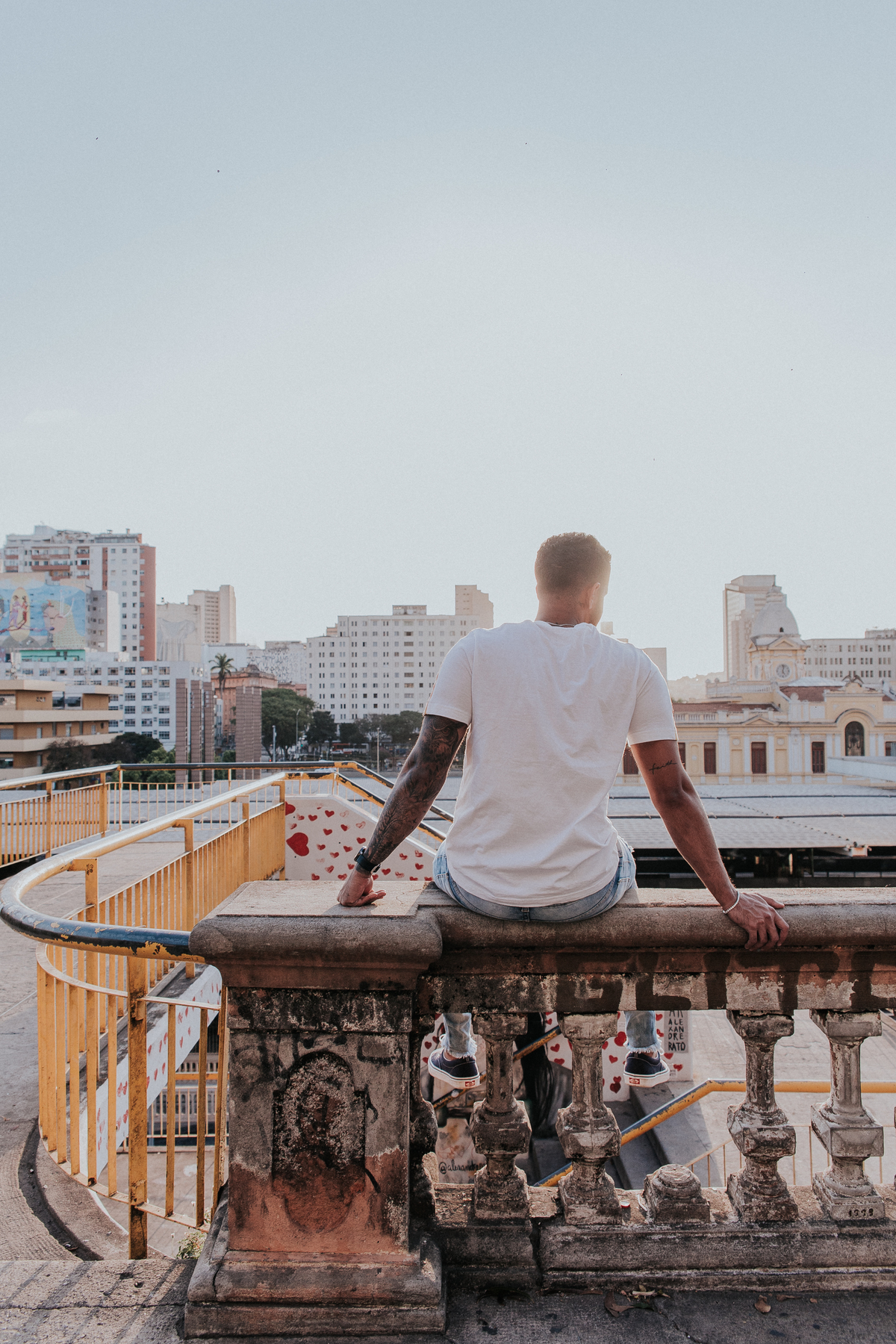 Ensaio Masculino em BH feito na rua sapucai no por do sol com poses naturais masculinas