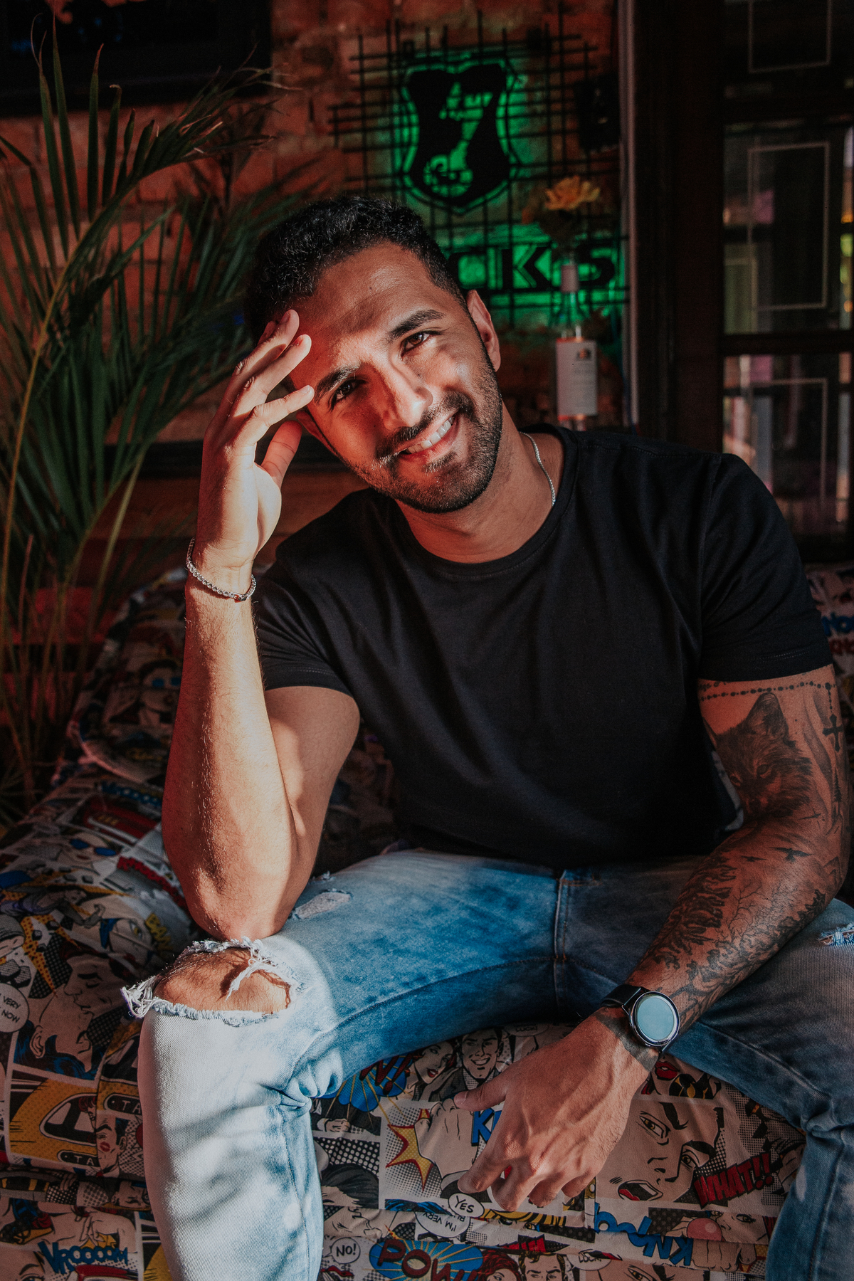 Ensaio Masculino em BH feito no bar Micorazon na rua sapucai no por do sol