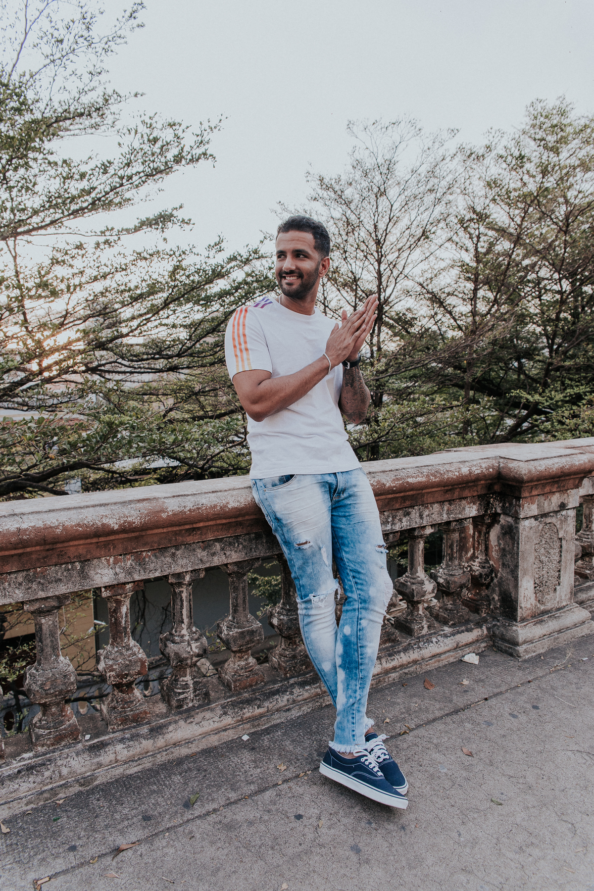 Ensaio Masculino em BH feito na rua sapucai no por do sol com poses naturais masculinas