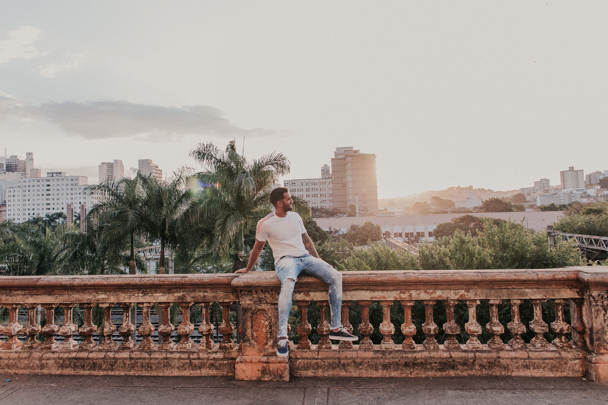 Ensaio Masculino em BH feito na rua sapucai no por do sol com poses naturais masculinas